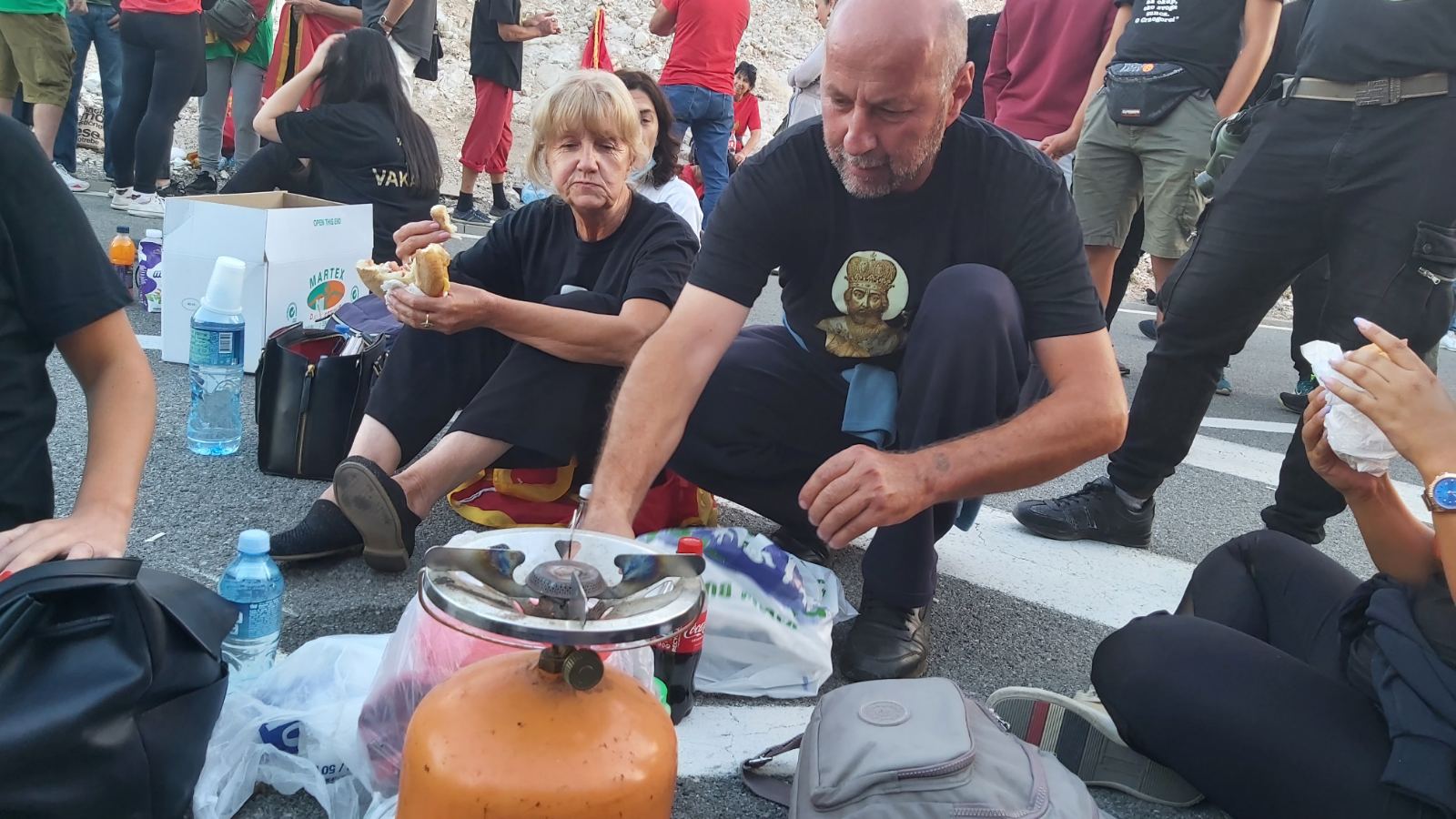 Momci đevojkama i zenama donojeli plin i kafu jer je noć duga i hladna
