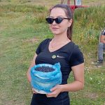 Lejjla Balić direktorica Centra za kulturu Gusinje sa sakupljenim borovnicama