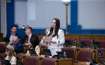 Popović: Vladajuća većina po običaju neozbiljna, odugovlačenjem svjesno koče rješavanje krize koju su sami izazvali