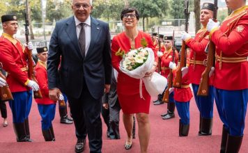 TRI poljupca hoću ja…